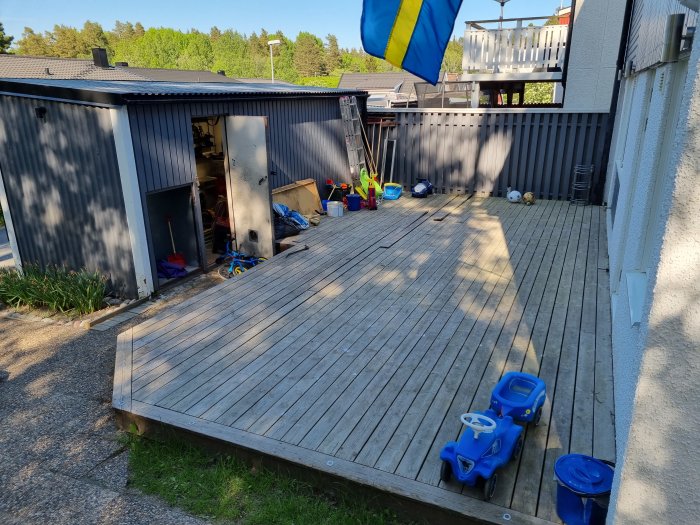 Stor träaltan med leksaker och husrum i bakgrunden, markerad för förminskning och renovering.