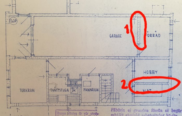 Arkitektritning av källarplan med markerade väggar 1 och 2 till diskussion om bärande strukturer.