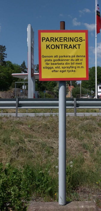 Skylt med texten "PARKERINGSCONTRAKT" som varnar om att parkera medför tillåtelse att skada bilen.