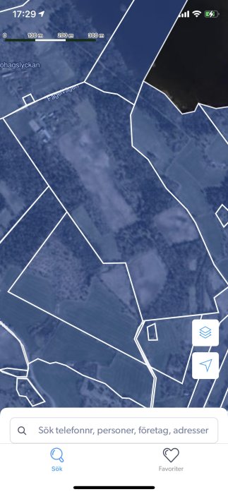 Satellitbild av en fastighet med markerade gränser, inklusive vägar och terrängdetaljer.