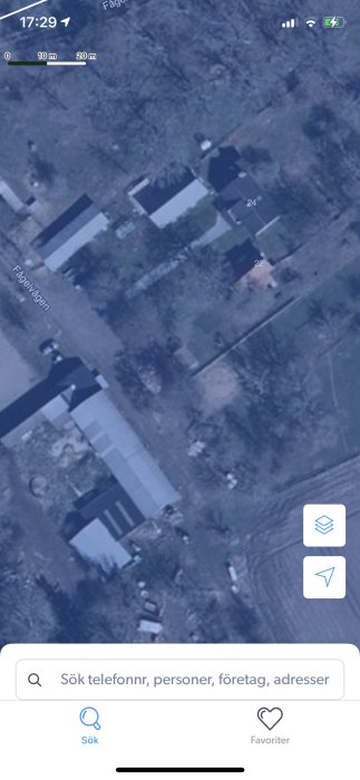 Flygbild över fastighet visande bostad, brygghus, garage och verkstad markera med nummer.