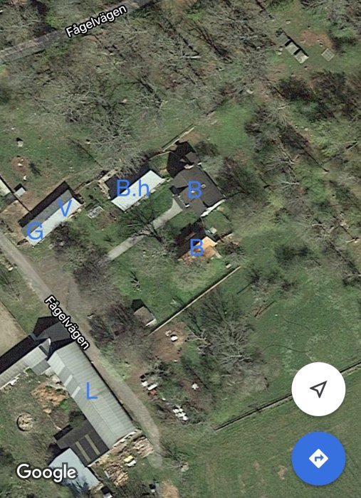 Flygbild på en fastighet med utmärkta byggnader: Bostad, Brygghus, Garage, Verkstad, Ladugård.