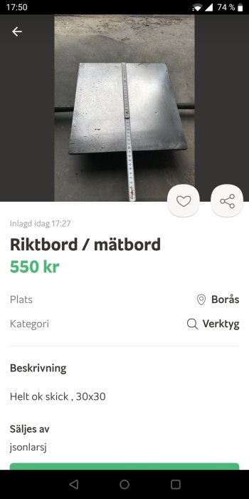 Metallriktbord mätt med tumstock, storlek 30x30 cm, på grått underlag, föreslaget som prisvärt vid försäljning.