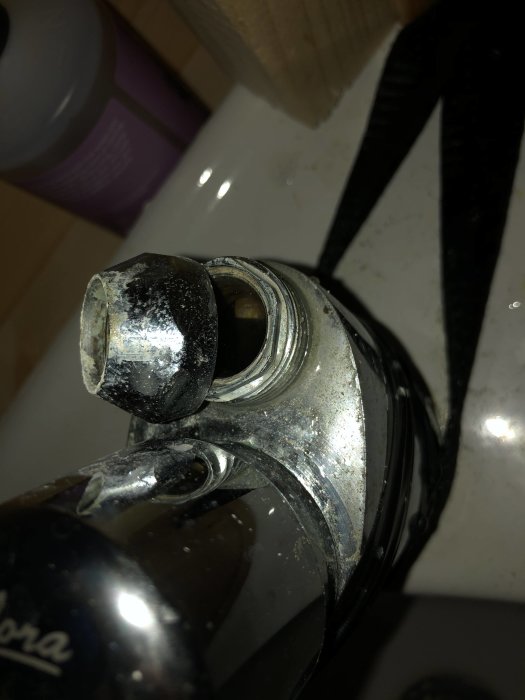 Närbild på en skadad kran med avbruten grepparm som kanske behöver en klämring.