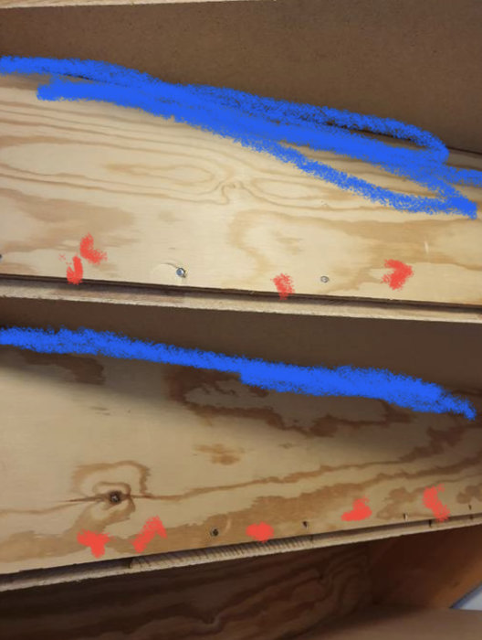 Trappa med fastskruvade sättsteg markerade med rött och överkant med blå latexfog.