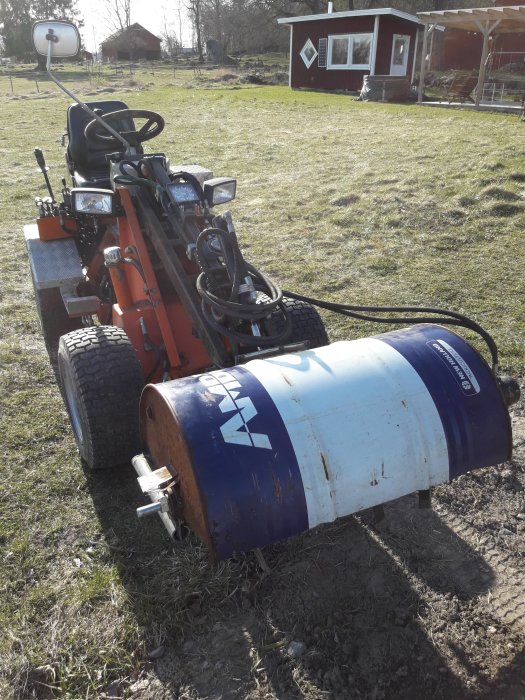 Egenbyggd magnetkvast för rengöring av verkstans golv monterad på en mindre traktor.