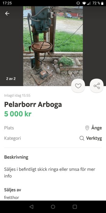 Blå pelarborrmaskin Arboga till salu, placerad utomhus mot en byggnad.