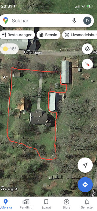 Satellitbild över en fastighet med markerad hemfridszon i rött, inkluderar bostad och trädgårdsland.