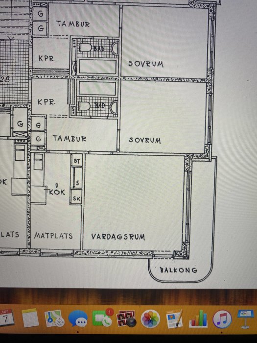 Ritning av en bostadsplan med markerade områden i rött som representerar väggar som ska tas bort.