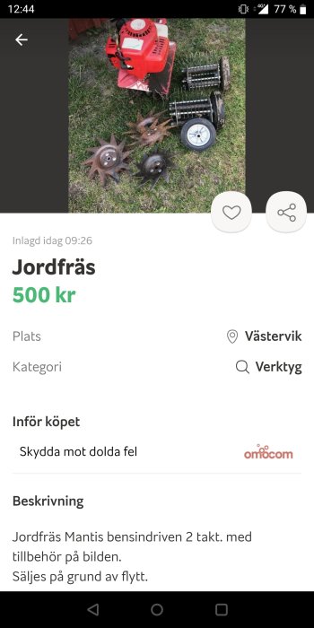 Begagnad röd jordfräs med tillhörande jordborrar och hjul upplagda på gräsmatta till salu.