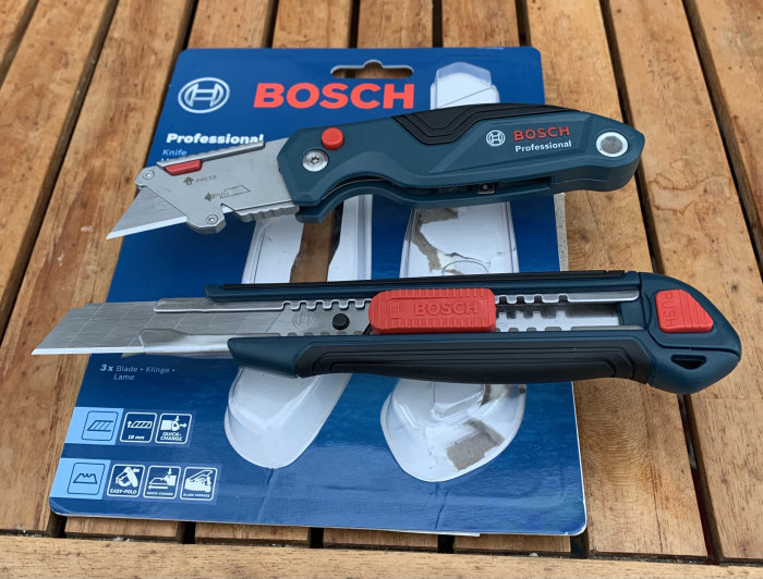 Ett öppnat BOSCH-professionellt knivset på en träyta, prisvärt köpt för 260 kr.