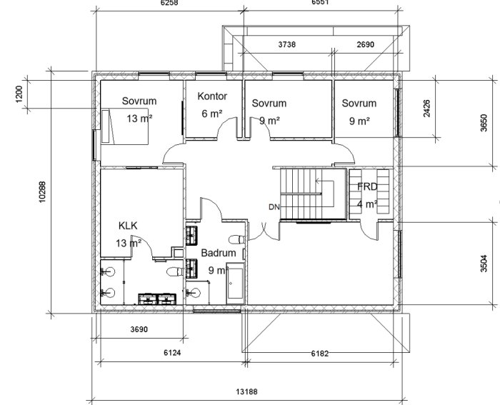 Arkitektonisk planritning av ett bostadshus visande layout av sovrum, badrum och andra rum.