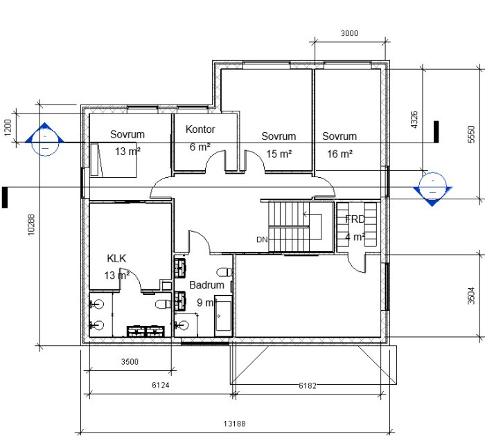 Planritning av ett hus med fyra sovrum, kontor, KLK, och badrum, med dimensioner och möblering.