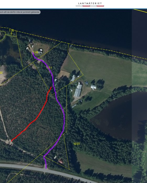 Flygbild över fastigheter med markerade gränser och potentiella servitutsvägar från Lantmäteriet.
