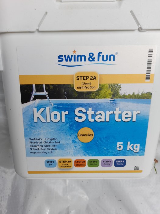 Hink med 5 kg Swim & Fun Klor Starter granulat för poolvattenbehandling.