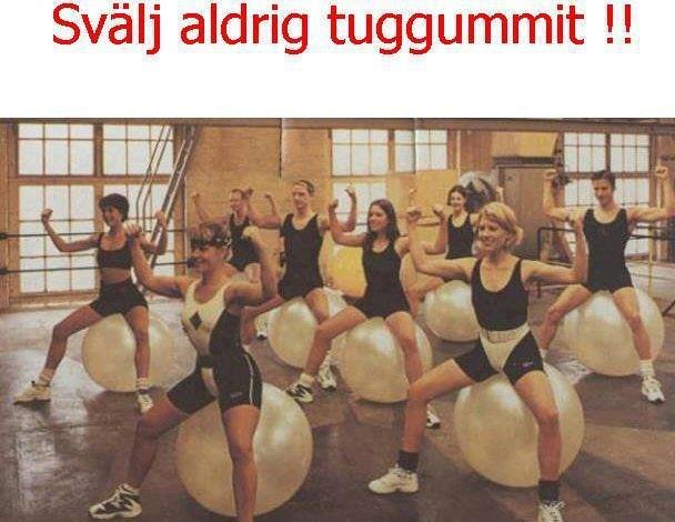 Grupp människor i aerobicskläder tränar på stora träningsbollar i en gymlokal, text "Svälj aldrig tuggummit" överst.