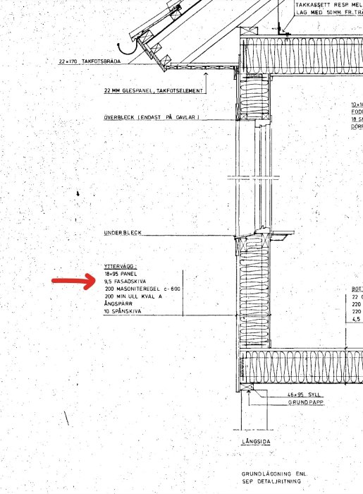 Teknisk ritning som visar detaljer av en väggkonstruktion med mått och materialspecificeringar.