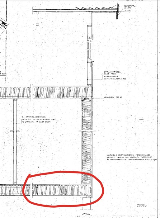 Arkitektonisk sektionsritning av ett hus med markerad detalj av fasad där altanbärlina ska fästas.