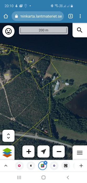 Luftbild över skogsmark och åker med markerade fastighetsgränser, eventuell avgrävd väg ej synlig.