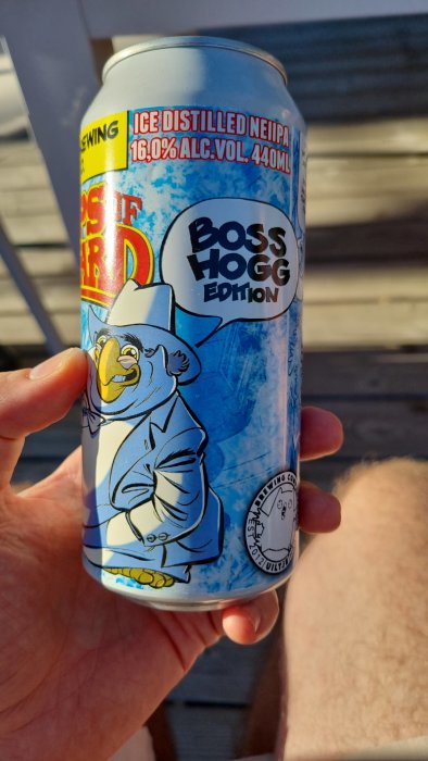 Ölburk med förstärkt "Boss Hogg Edition" NEIPA, 16,02% alkoholhalt i en persons hand.