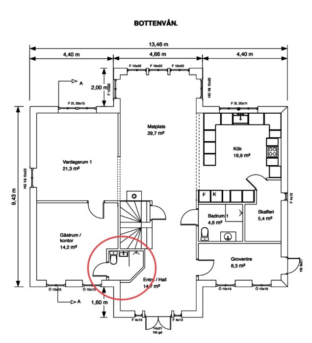 Ritning av bottenvåningen med markerat gästrum/kontor och potentiellt tillagt badrum.