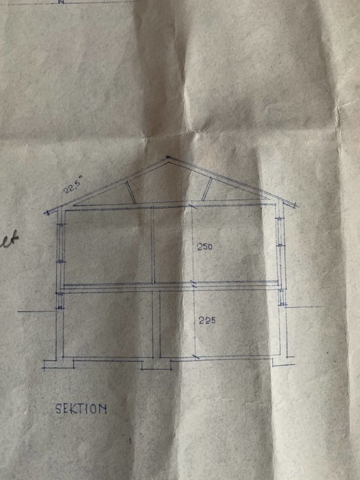 Byggritning av ett hus med måttangivelser som visar sektioner och möjliga bärande element.