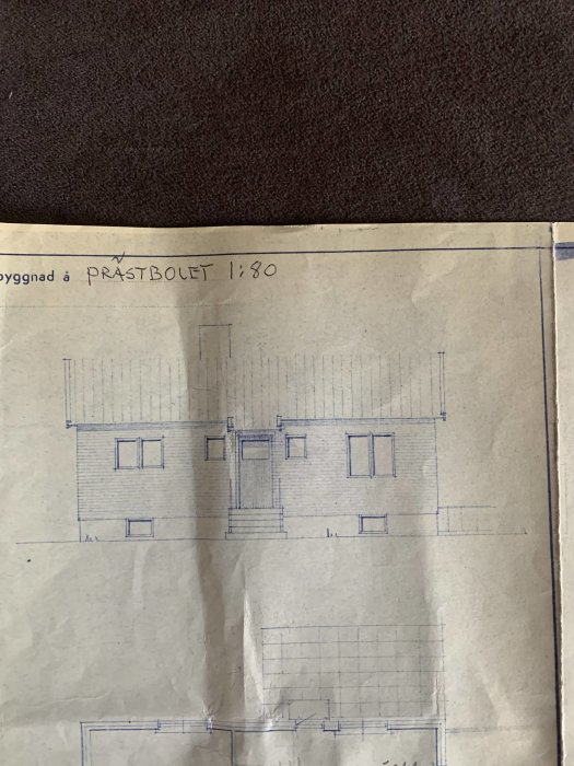 Ritning av ett hus med trästomme som visar fasaden och en våning, eventuella bärande väggar oklara.