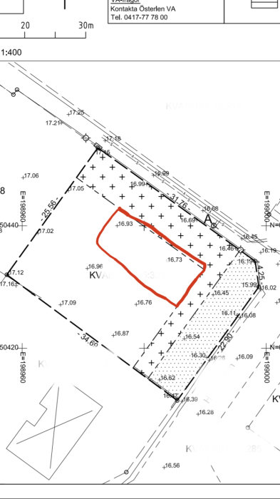 Ritning med markering i rödpenna som visar placering och höjdnivåer för ett planerat hus.