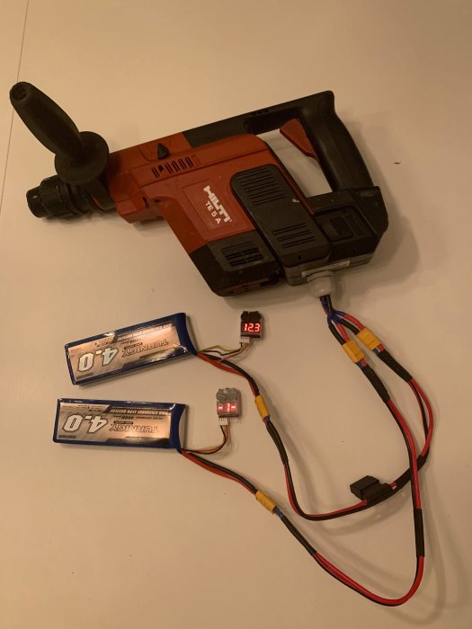 Hilti TE 5A slagborr konverterad till LiPo-batterier med externa batteripack och spänningsalarm.