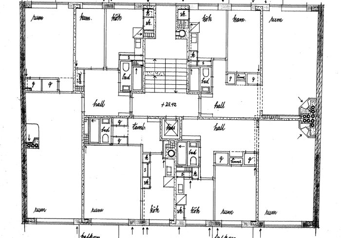 Arkitektonisk ritning av ett våningsplan med rum, kök, bad och hallar utsatta.