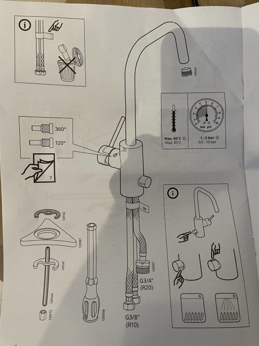 Installationsinstruktioner för köksblandare med illustrationer av delar och monteringsverktyg samt vattenflödes- och temperaturanvisningar.