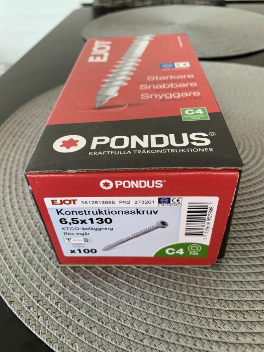 Förpackning av Ejot Pondus konstruktionsskruv storlek 6,5x130 med C4 korrosivitetsklass.