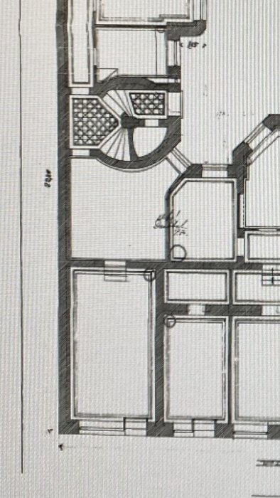 Svartvit ritning från 1979 som visar planlösning av ett hus, med markering av ett område där en vägg ifrågasätts om den är bärande.