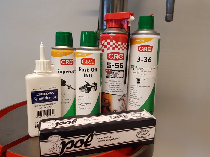 Flaskor och sprayburkar för smörjning och rostskydd på en verktygslåda.