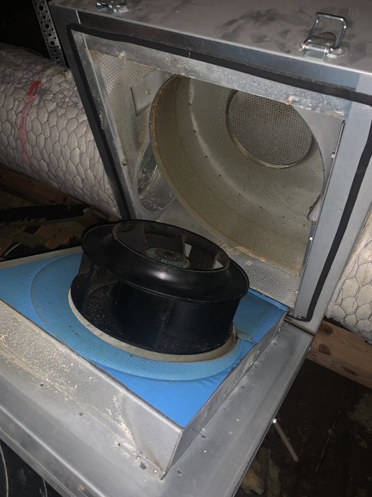 Ventilationsfläkt som är stillastående med damm och tecken på överhettning vid navet.