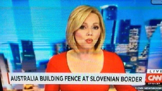 Nyhetsankare på TV rapporterar med texten "Australia building fence at Slovenian border" på skärmen.