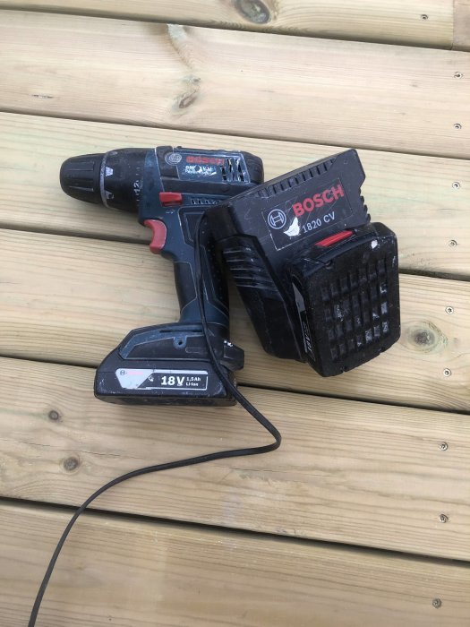 Bosch 18V sladdlös borrskruvdragare med batteri parkerad på träyta, använd och till salu.