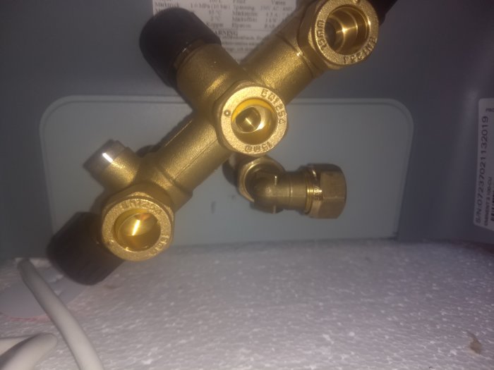 Monterad mässingsarmatur med klämring, tanke att installera vinkelkoppling, mot beredare.