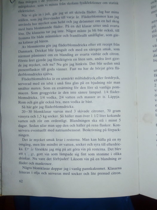 Öppen bok med svensk text om hur man gör fläderblomsdricka, inklusive ingredienser och instruktioner.