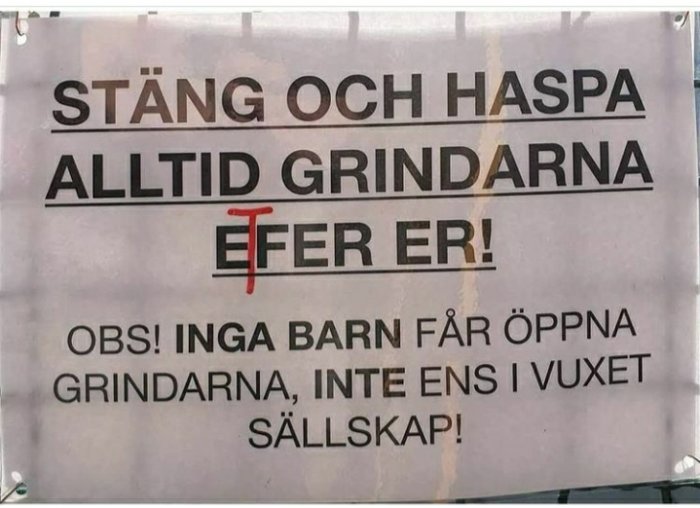 Skylt med felstavning, "STÄNG OCH HASPA ALLTID GRINDARNA EFTER ER", ordet "EFTER" korrigerat med rött.