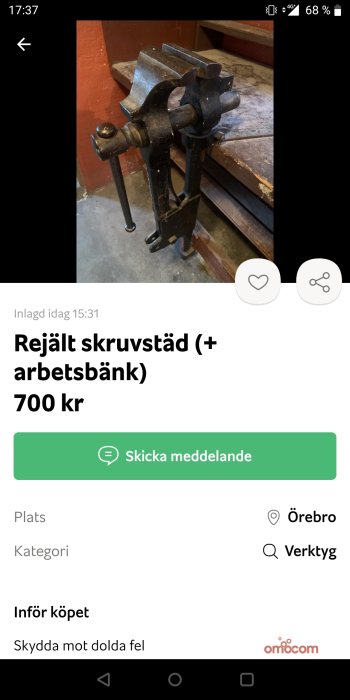 Stor skruvstäd fäst vid arbetsbänk, använd i verkstad, till salu för 700 kr.