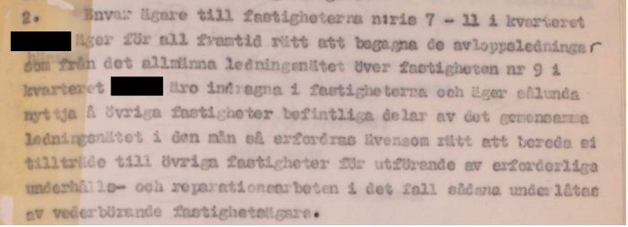 Gammalt dokument med text om fastighetsrättigheter och avlopp, några ord är maskerade.