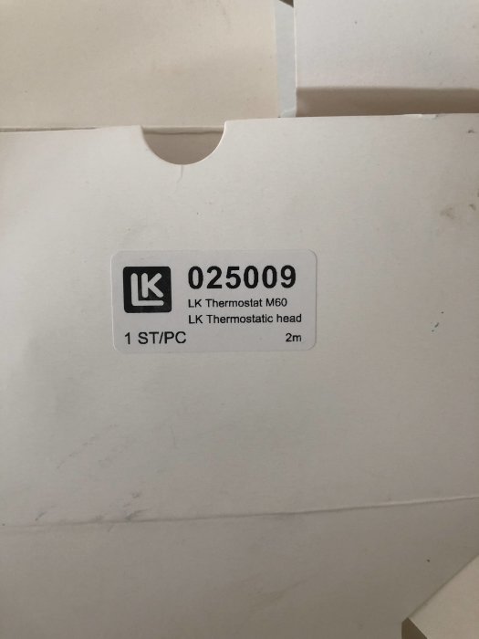 Etikett på en kartong för LK Termostat M60 med artikelnummer 025009.