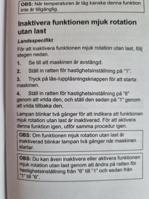 Närbild av en manual med instruktioner på svenska för att inaktivera funktionen mjuk rotation på en maskin.