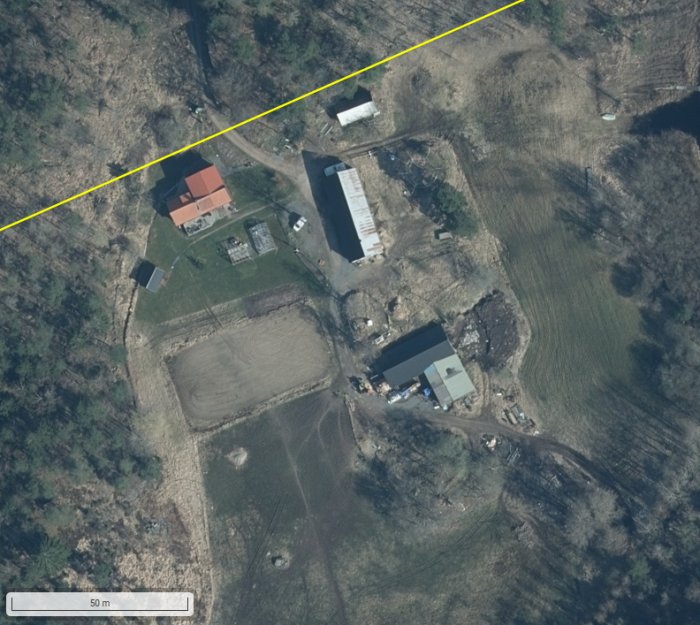 Flygbild över en gård med angränsande vägar, markerad infartsväg och brukningsväg.