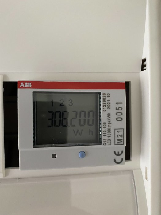 Nyinstallerad elmätare med digital display som visar förbrukningen 36200 Wh.