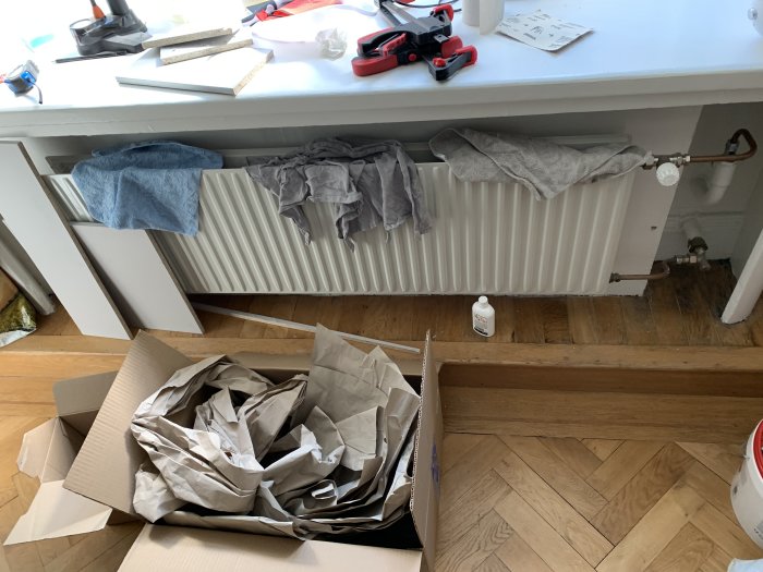 Element i rum med verktyg och låda, avstängningsventil synlig, ingen avstängning på utgående rör.