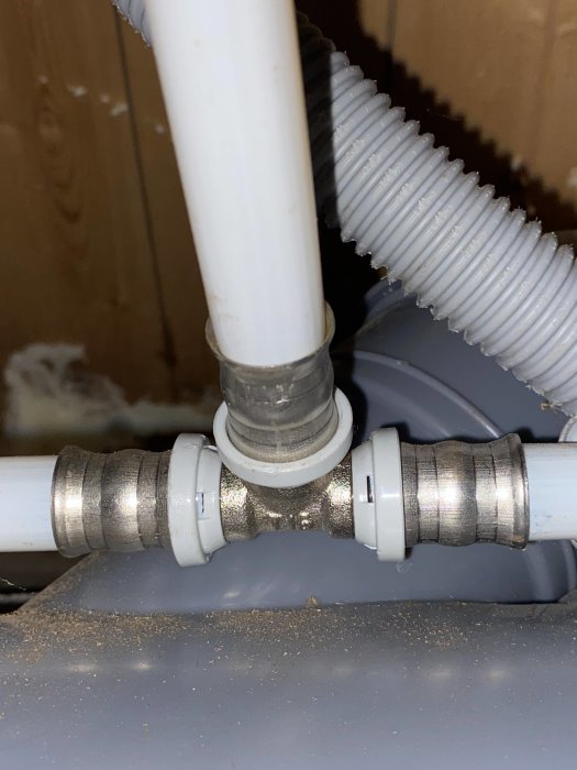 Näranslutning av vit pex-rör med en T-koppling och en kulventil, dimensioner och kopplingar synliga.
