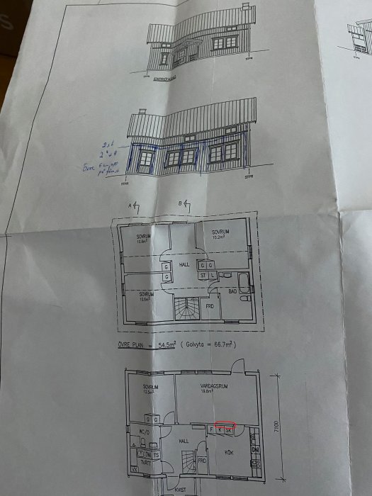 Ritning av ett hus med markerad del av en vägg på bottenplan inringad i rött för diskussion om renovering.