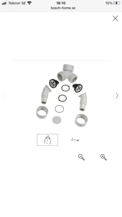 Komponenter för anslutning av tvättmaskin och torktumlare inklusive slangar och adapter på vit bakgrund.